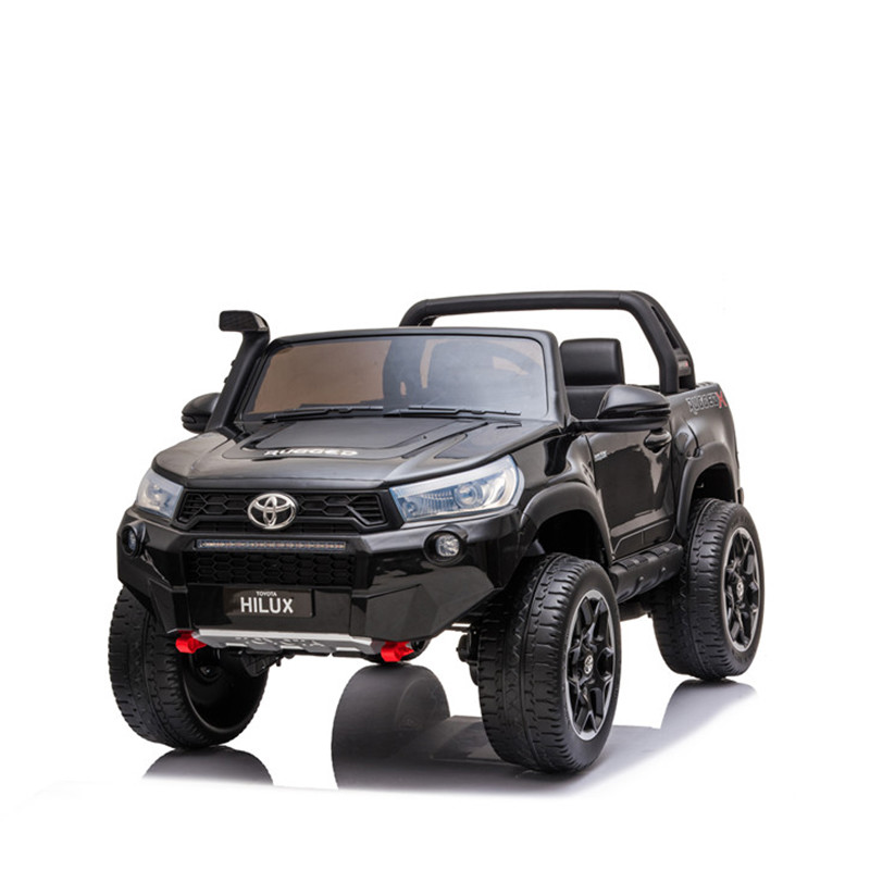 Дети ездят на электромобиле по лицензии Toyota Hilux 2019